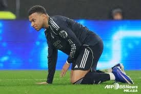 球迷：这人能飞吧？